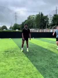 完成逃脱需要10次触球 #足球技巧 #是时候展现真正的技术了 #过人技巧