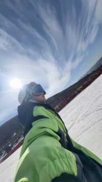 要在突破自我局限的道路上去慢慢理解幸福，享受人生的每一个moment。滑雪单板女孩享受自由