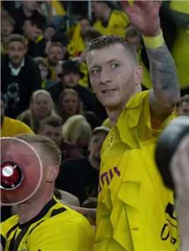 罗伊斯在球迷看台喊话庆祝，多特生涯谢幕战将是欧冠决赛#球季 #欧冠 #多特蒙德 #罗伊斯