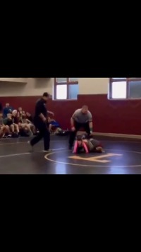 女孩参加摔跤比赛，三岁的弟弟以为姐姐受欺负，立刻冲进赛场_