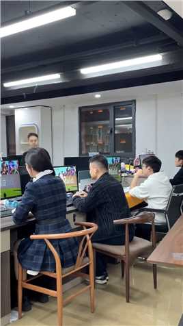 老板：谢谢我的员工 办公室日常 世界杯 认真工作的样子