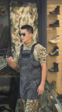 江湖人称“手电战斗机”