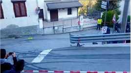 面对同一个极具挑战性的五度夹角弯道，不同的拉力赛车和车手展现出了各自独特的过弯方式，但是能够顺利通过的却没有几个