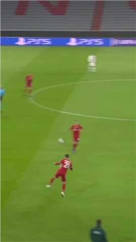 内马尔后场抢断，刚开场就发起闪电,反击,诺伊尔鼻子冻的通红，直呼没活动开